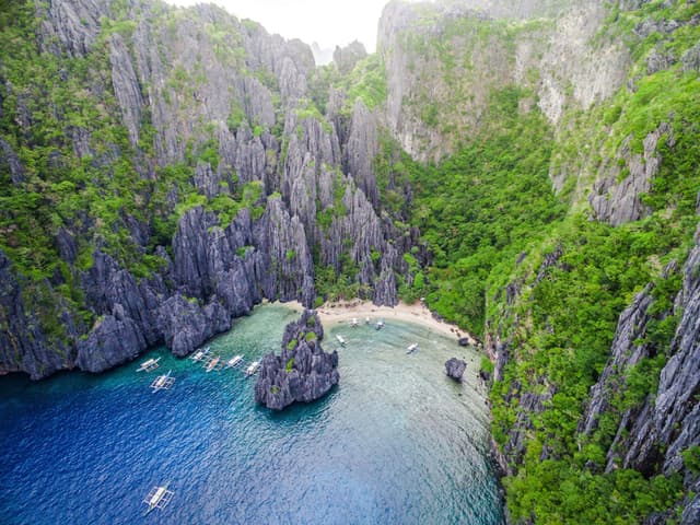 Filipinler Vizesiz Seyahat 2025: Türkiye’den Filipinler’e Ulaşım, Tatil ve Gezi Rotaları
