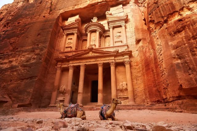Ürdün Vizesiz Seyahat 2025: Türkiye’den Ürdün’e Nasıl Gidilir? Petra, Wadi Rum ve Gezi İpuçları